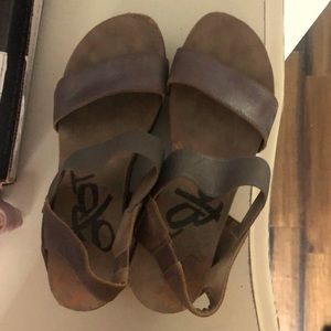 Pewter OTBT wedges size 8.5. So comfortable!